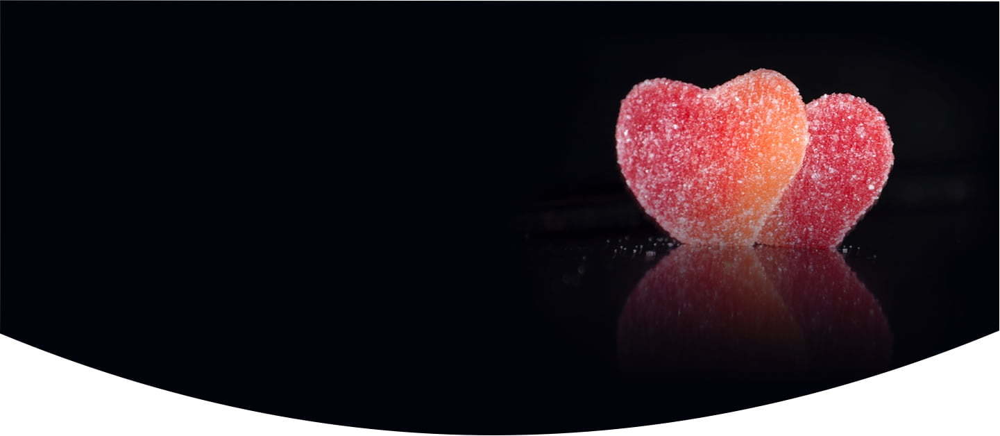 Image de bonbons en forme de cœur saupoudrés de sucre.